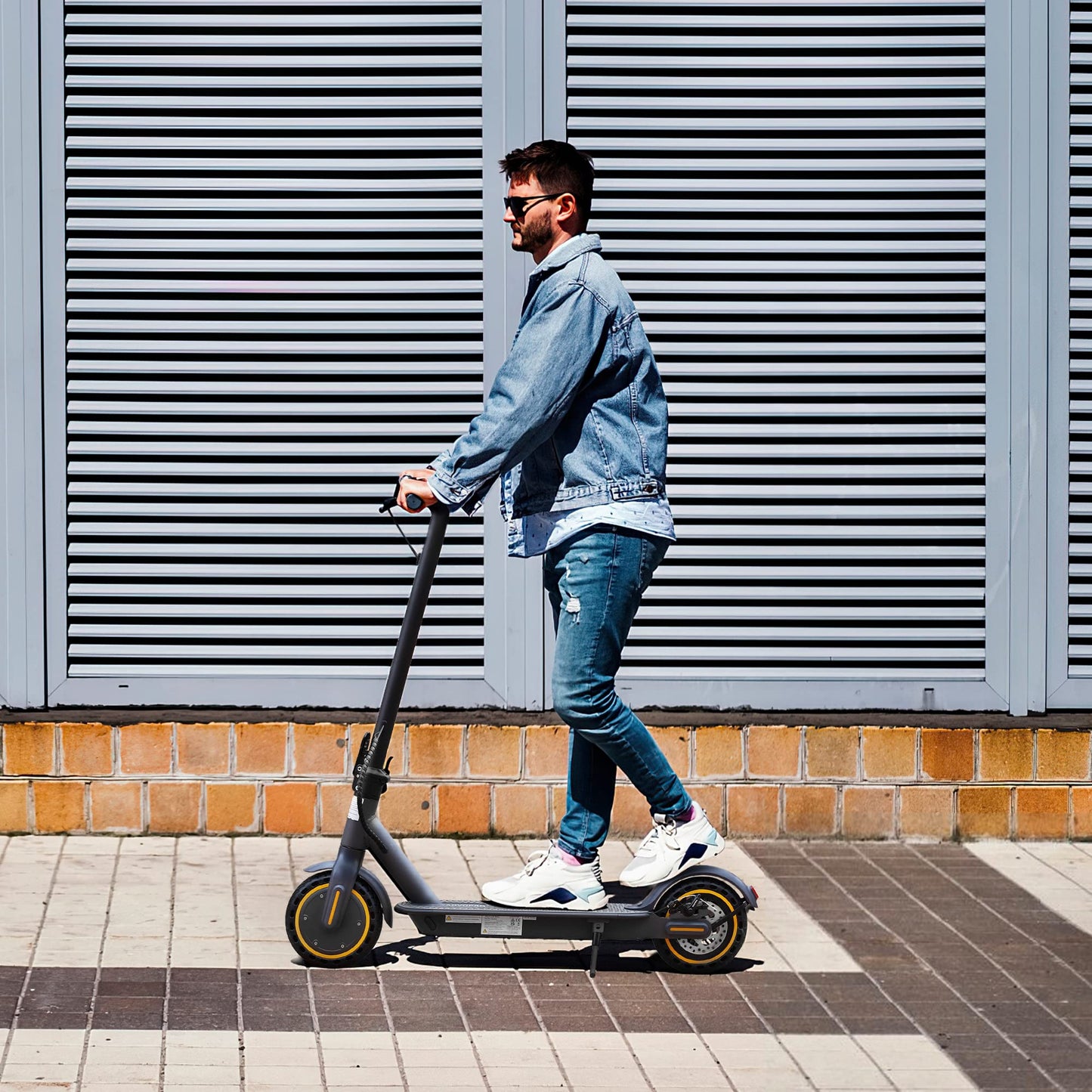 AOVOPRO Electric Scooter Adult, 350W Motor, 30km Long Range, Max Speed 25 km/h, 3 Speed Settings, App Control