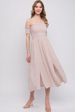 Cargar imagen en el visor de la galería, Flowy Off The Shoulder Dress
